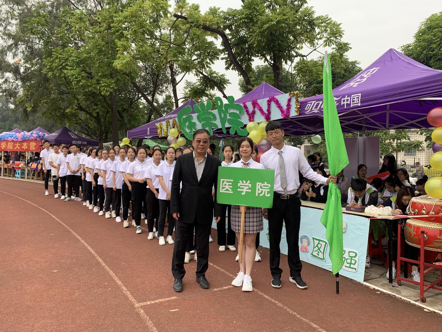 太阳成集团tyc122cc第50届老员工运动会太阳成集团tyc122cc齐经理与员工合照